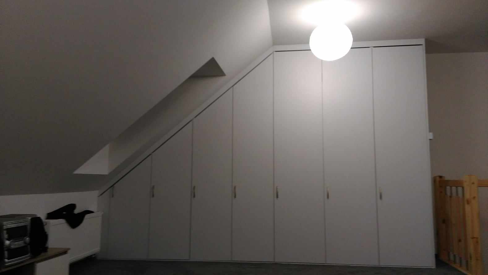 Graderoba na poddaszu ze skosem