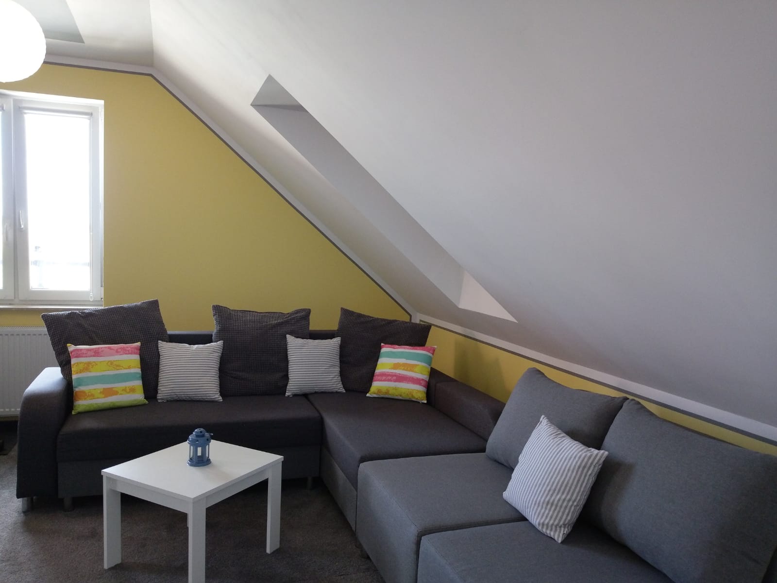 Jak urządzić garderobę na poddaszu? 7