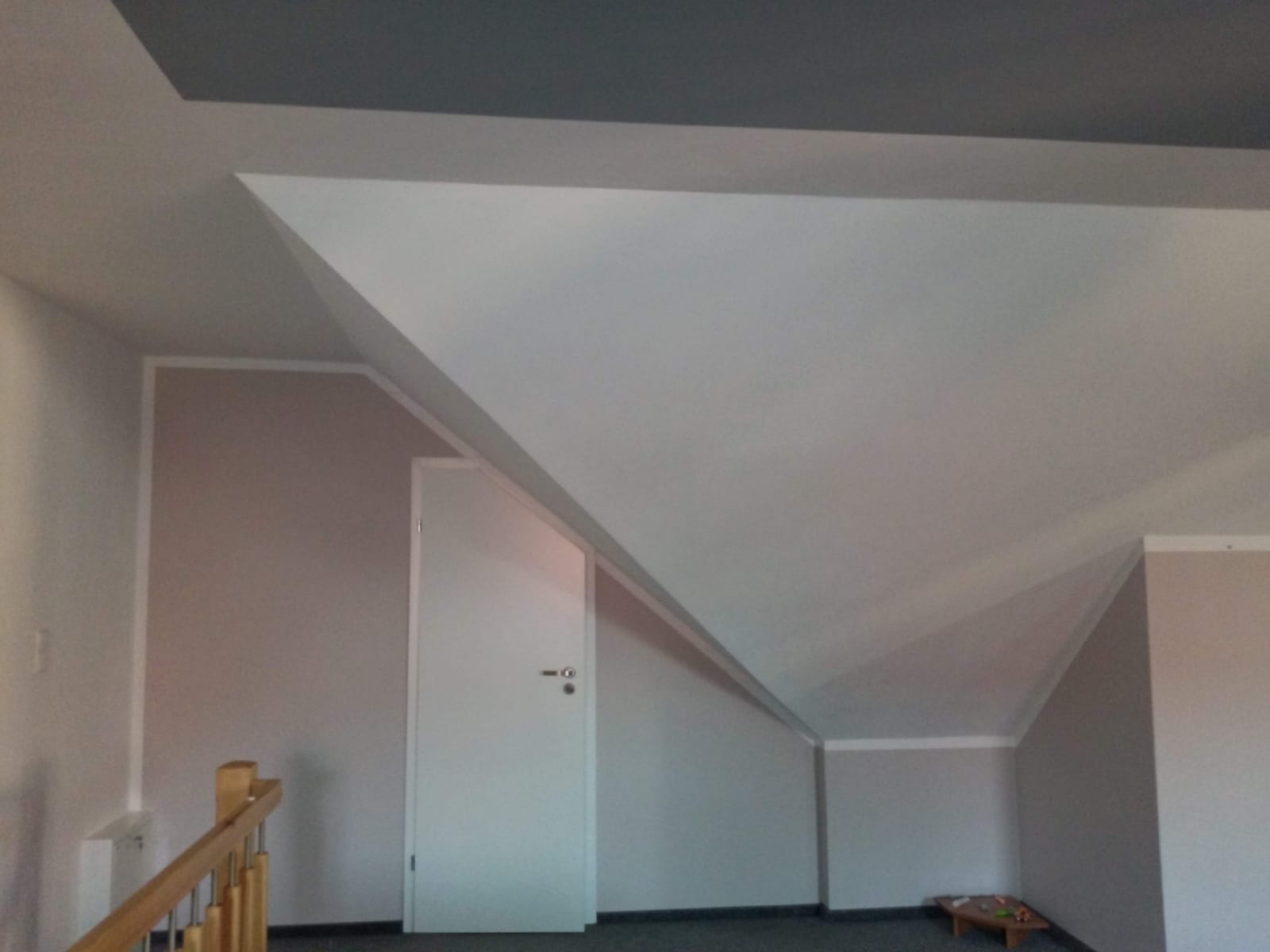 Jak urządzić garderobę na poddaszu? 6