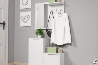 Rozjaśniamy wąski korytarz białymi meblami