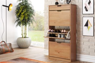 Wysoka drewniana szafka na buty