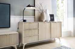 Komoda z nóżkami z dekorem na frontach