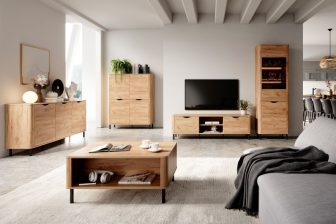 Drewniana meblościanka do sypialni z dużą komodą