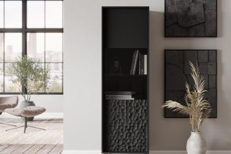 Czarna wysoka witryna z dekorem i na złotych nogach BULLO