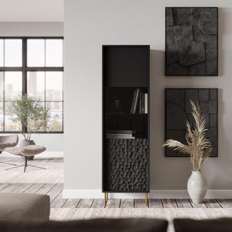 Czarna wysoka witryna z dekorem i na złotych nogach BULLO