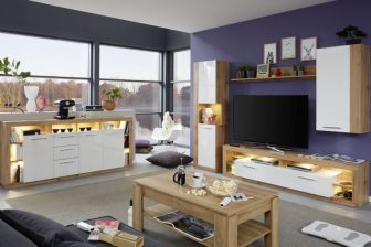 Meblościanka 4 m biała z drewnem w dużym salonie