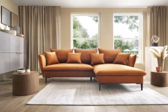 Narożnik z funkcją spania z poduchami na wysokich nogach