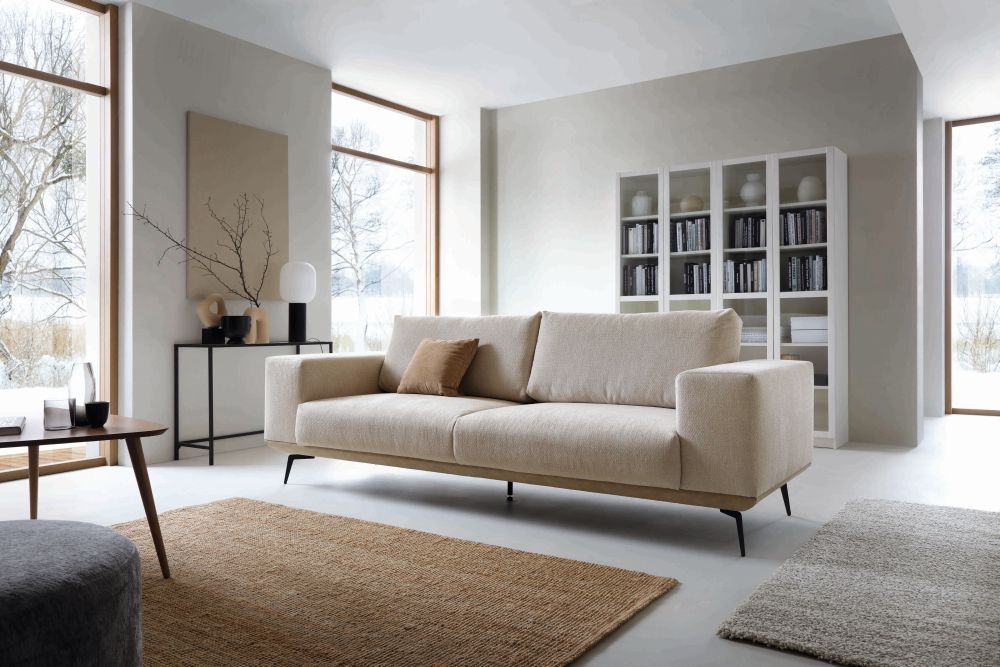 Sofa dwuosobowa na wysokich nogach