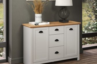 Biała komoda w stylu angielskim