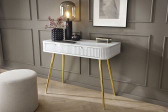 Biała konsola toaletka frezowana na złotych nogach