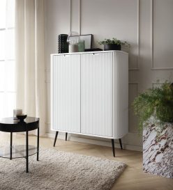 Biała wysoka komoda frzowana na wysokich nogach