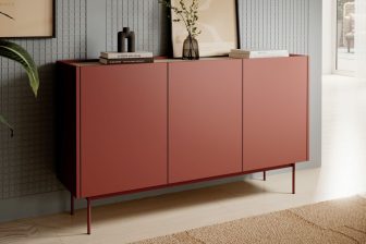 Ceglasta komoda do salonu na wysokich nogach