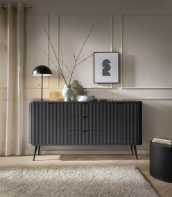 Czarna komoda z frezowanymi frontami na wysokich nogach