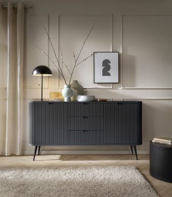 Czarna komoda z frezowanymi frontami na wysokich nogach