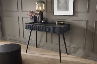 Czarna toaletka konsolka na czarnych nogach