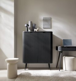 Wysoka czarna komoda na czarnych nogach z frezowanymi frontami