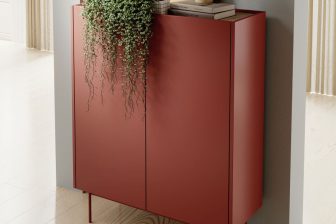 Wysoka komoda ceglasta na wysokich nogach