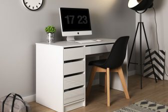 Białe biurko z szufladami
