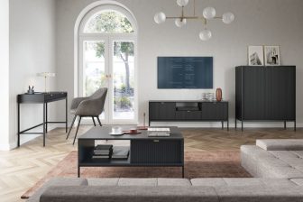 Czarna matowa ława ze strukturą na czarnych wysokich nogach