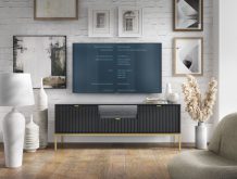 Czarna szafka TV na złotych nogach