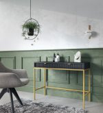 Czarna matowa toaletka strukturalna na złotych nogach