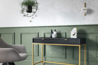 Czarna matowa toaletka strukturalna na złotych nogach