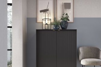 Czarna wysoka komoda strukturalna na złotych nogach