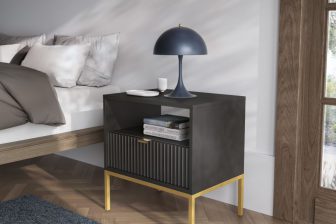 Czarny stolik nocny strukturalny ze złotymi nogami