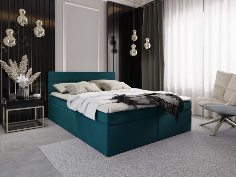 Granatowe łóżko w sypialni