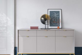 Jasnoszara komoda do slaonu strukturalna na złotych nogach