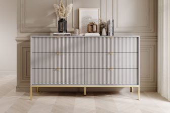 Jasnoszara komoda na 6 szuflad ze złotymi nogami