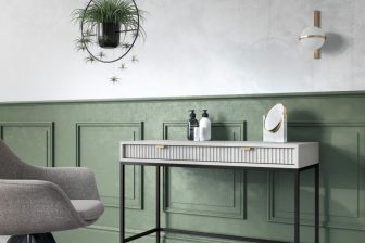 Jasnoszara konsolka toaletka z czarnymi nogami