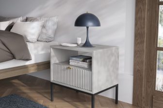 Jasnoszara szafka nocna z czarnymi nogami