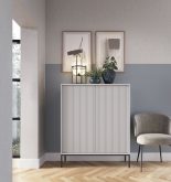 Jasnoszara komoda ze strukturą na czarnych nogach