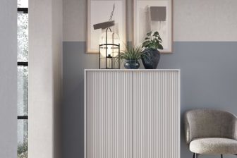 Jasnoszara wysoka komoda ze strukturą na złotych nogach