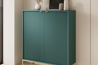 Wysoka komoda butelkowa zieloeń na złotych nogach