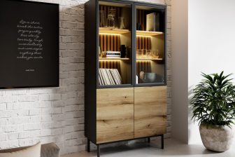 Wysoka witryna ze szkłem dab evoke czarna na wysokich nogach