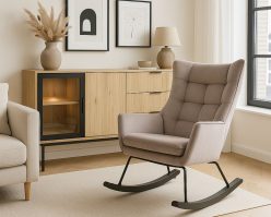 Beżowy fotel bujany do salonu