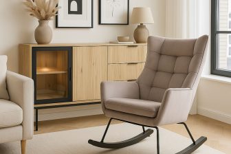 Beżowy fotel bujany do salonu