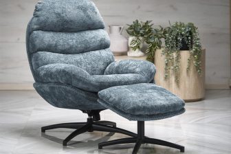 Mięciutki fotel niebieski z podnóżkiem