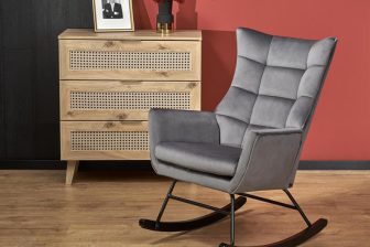 Szary fotel bujany do salonu