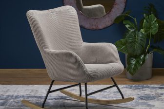 Szary fotel na płozach sztruks