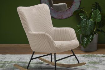 Beżowy sztruksowy fotel na płozach z funkcją kołyski