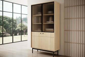 Duża witryna na czarnych nogach dąb linea