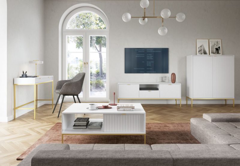 Beżowe ściany białe meble