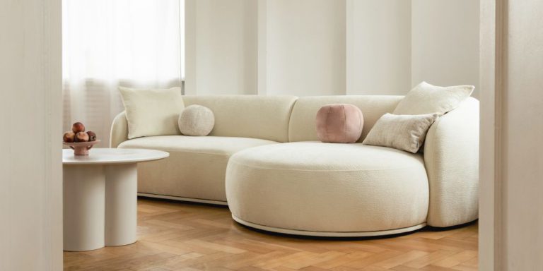 Dlaczego narożniki w stylu japandi to harmonia komfortu i designu?