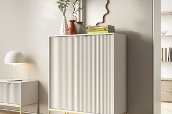 Wysoka komoda kaszmir na złotych nogach