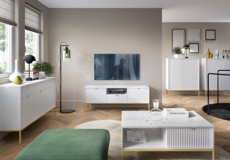 Fajny salon z białymi meblami