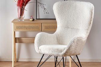 Śliczny fotel bujany