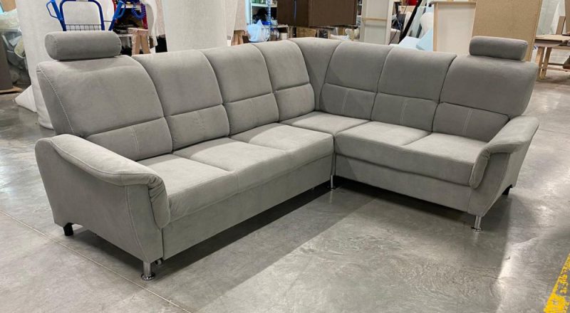 Wygodna kanapa narożna w starym stylu